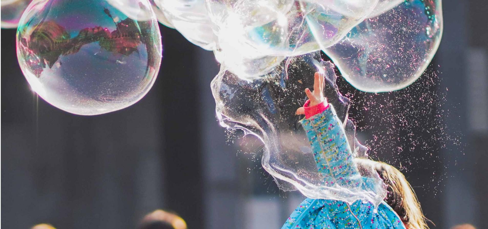 Criança com bolas de sabão